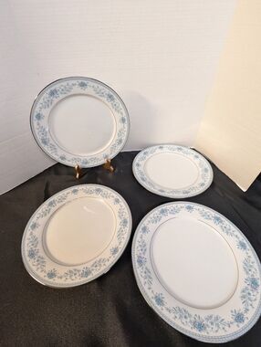 4 dinner plates. Noritake Contemporary fine china Blue Hill 2482